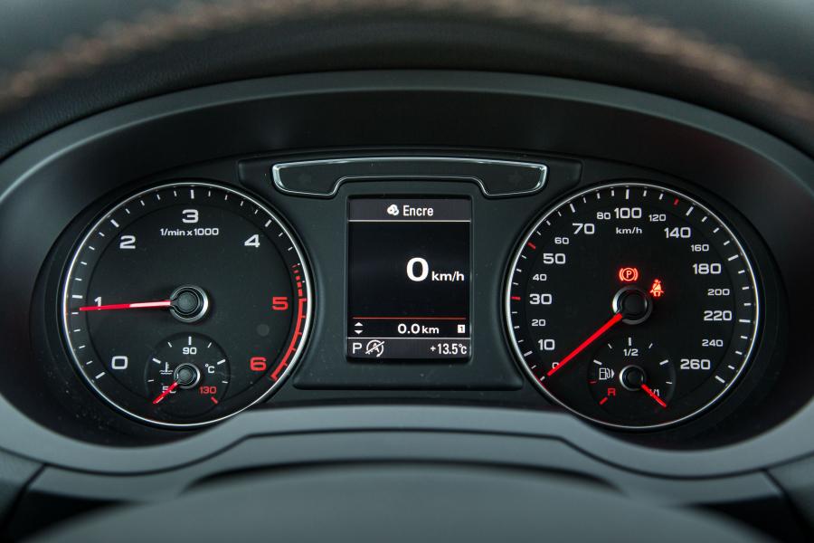 Панель приборов Audi Q3 2.0 TDI Quattro (8U) 2015 года  (WW) (фото 30 из 30)